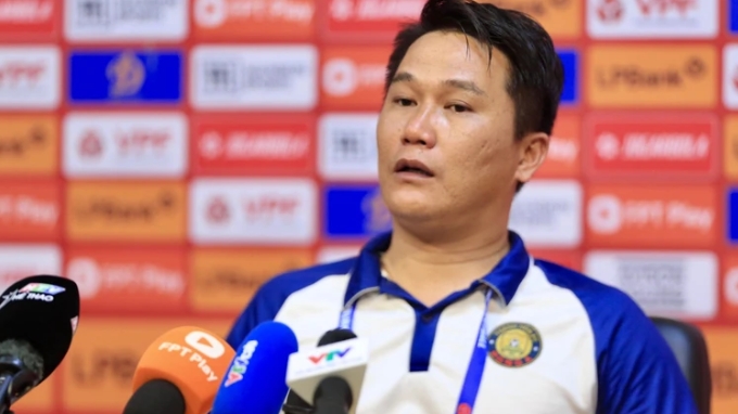 Trợ lý HLV Đông Á Thanh Hóa chê trọng tài V-League &apos;xé nát trận đấu&apos;