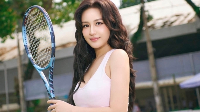 Hoa hậu Mai Phương Thúy khoe eo thon quyến rũ trên sân tennis