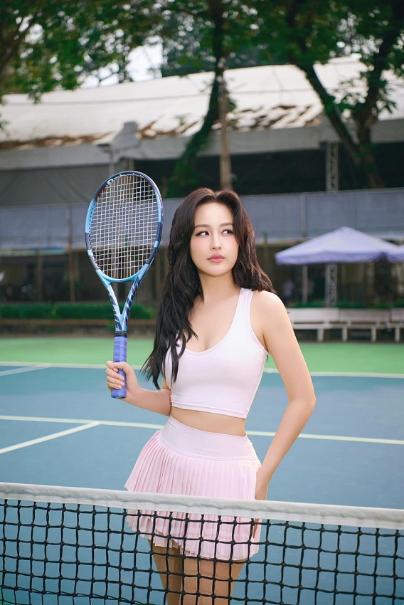 Hoa hậu Mai Phương Thúy khoe eo thon quyến rũ trên sân tennis