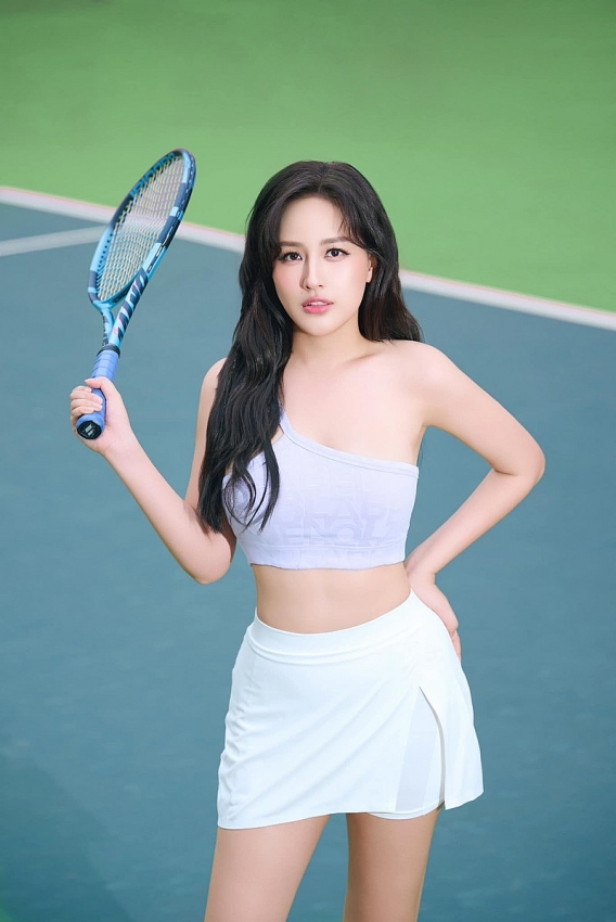 Hoa hậu Mai Phương Thúy khoe eo thon quyến rũ trên sân tennis