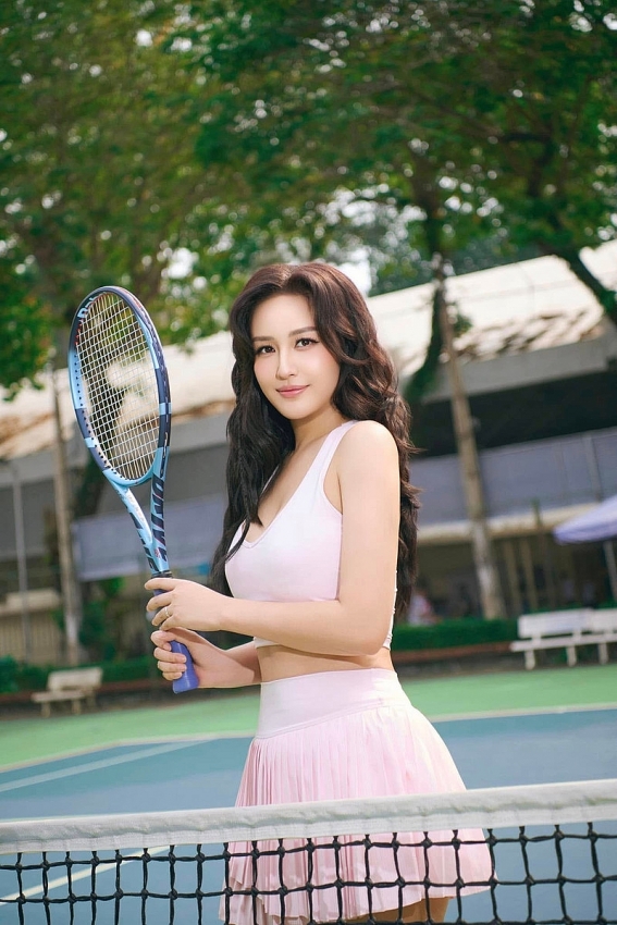 Hoa hậu Mai Phương Thúy khoe eo thon quyến rũ trên sân tennis