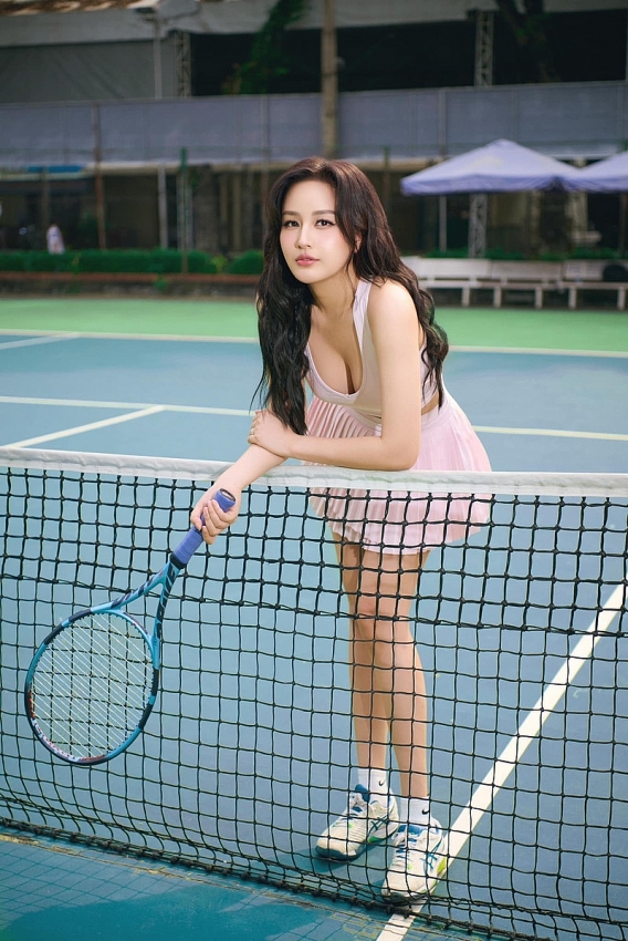 Hoa hậu Mai Phương Thúy khoe eo thon quyến rũ trên sân tennis