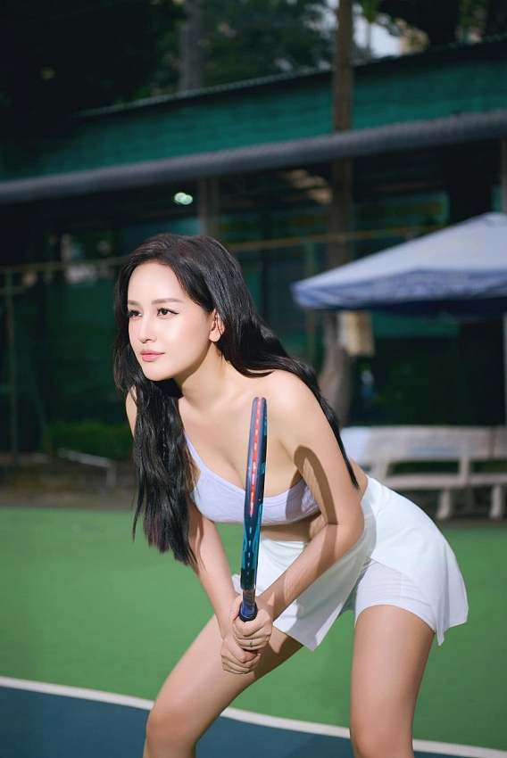 Hoa hậu Mai Phương Thúy khoe eo thon quyến rũ trên sân tennis