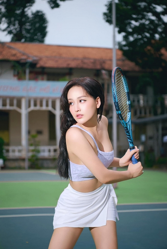 Hoa hậu Mai Phương Thúy khoe eo thon quyến rũ trên sân tennis