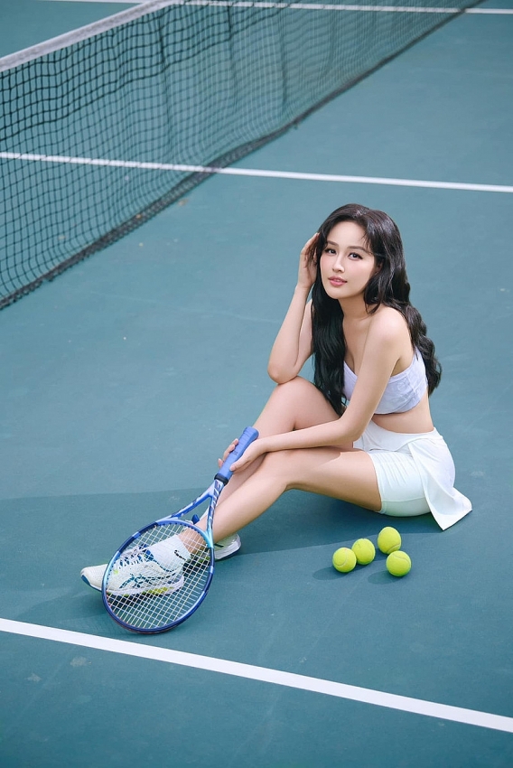 Hoa hậu Mai Phương Thúy khoe eo thon quyến rũ trên sân tennis