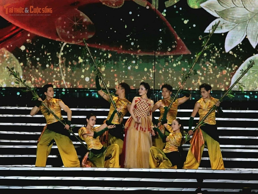 Trúc Nhân khuấy động sân khấu Hòa nhạc ánh sáng - Chào năm mới 2026