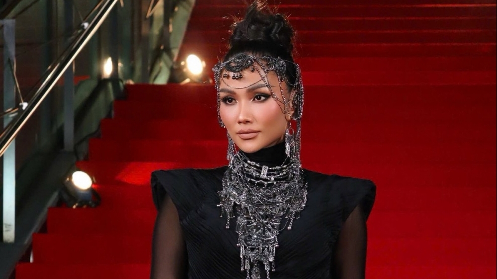 Hoa hậu H'hen Niê thần thái sắc lẹm, đẹp huyền bí