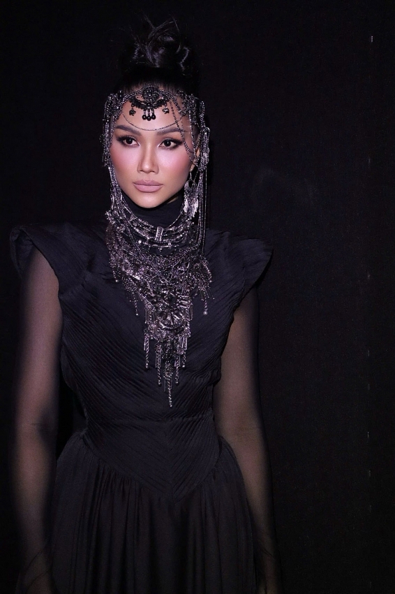 Hoa hậu H'hen Niê thần thái sắc lẹm, đẹp huyền bí