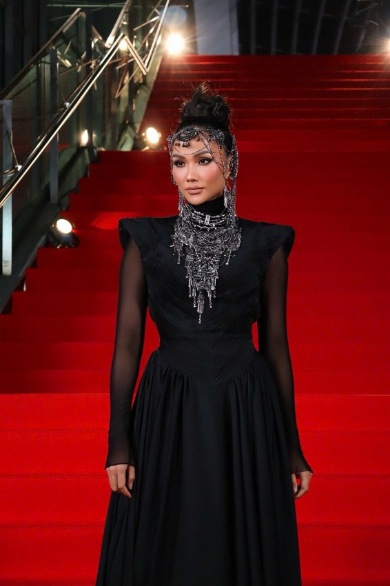 Hoa hậu H'hen Niê thần thái sắc lẹm, đẹp huyền bí