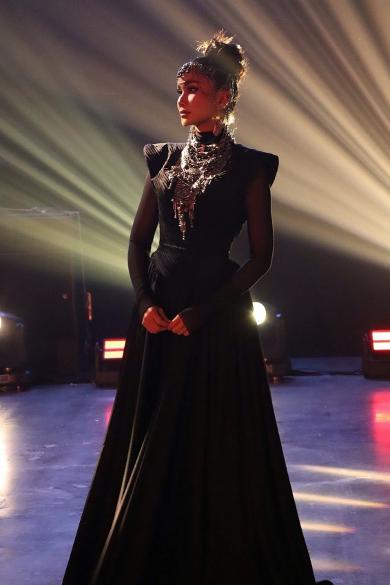 Hoa hậu H'hen Niê thần thái sắc lẹm, đẹp huyền bí