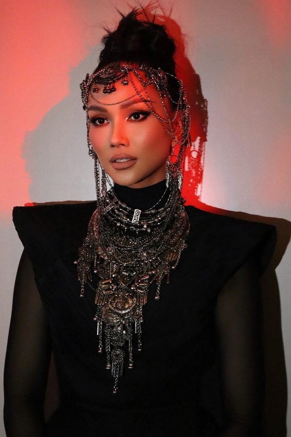 Hoa hậu H'hen Niê thần thái sắc lẹm, đẹp huyền bí