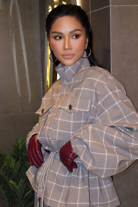 Hoa hậu H'hen Niê thần thái sắc lẹm, đẹp huyền bí