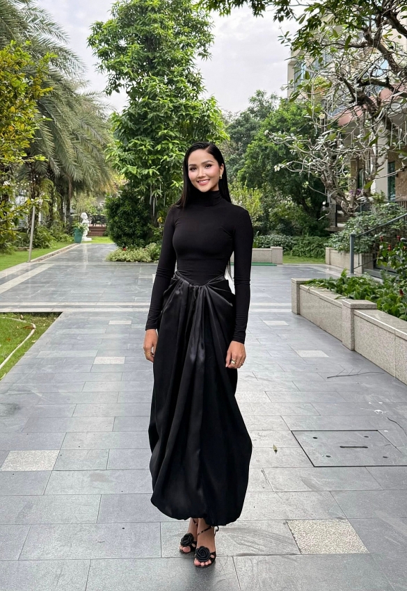 Hoa hậu H'hen Niê thần thái sắc lẹm, đẹp huyền bí