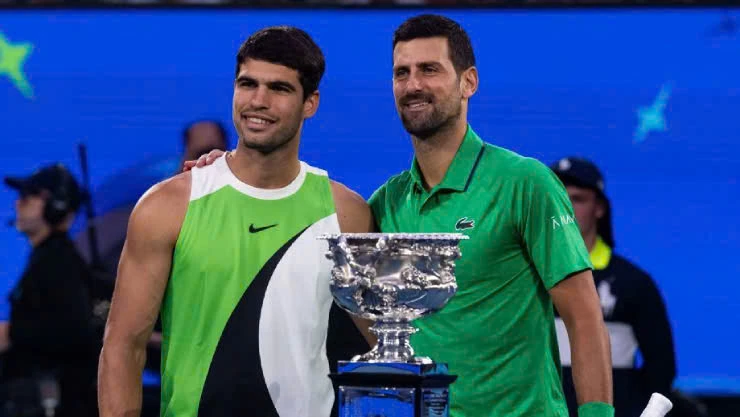 Alcaraz (bên trái) có nhiều khả năng sẽ thâu tóm phần lớn Grand Slam năm 2026