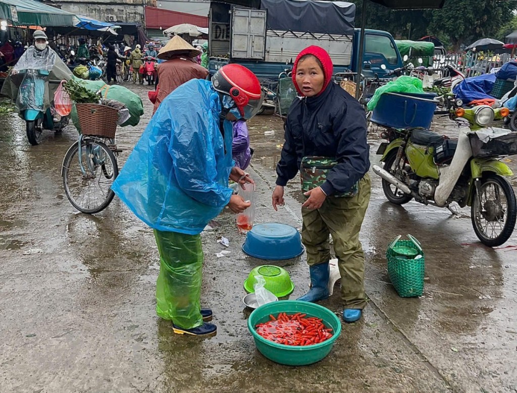 Hàng hóa cúng ông Công ông Táo 2026: Chợ Tết rực rỡ, lựa chọn đa dạng