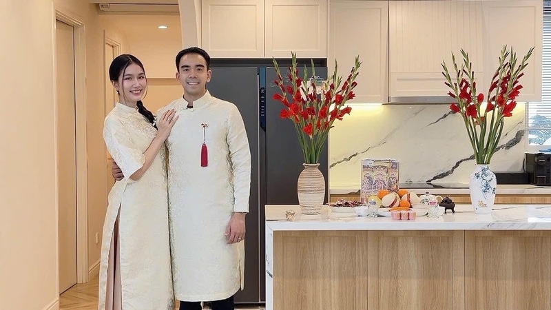 Sao Việt trổ tài vào bếp làm mâm cỗ tinh tế, sắc màu cúng ông Công ông Táo