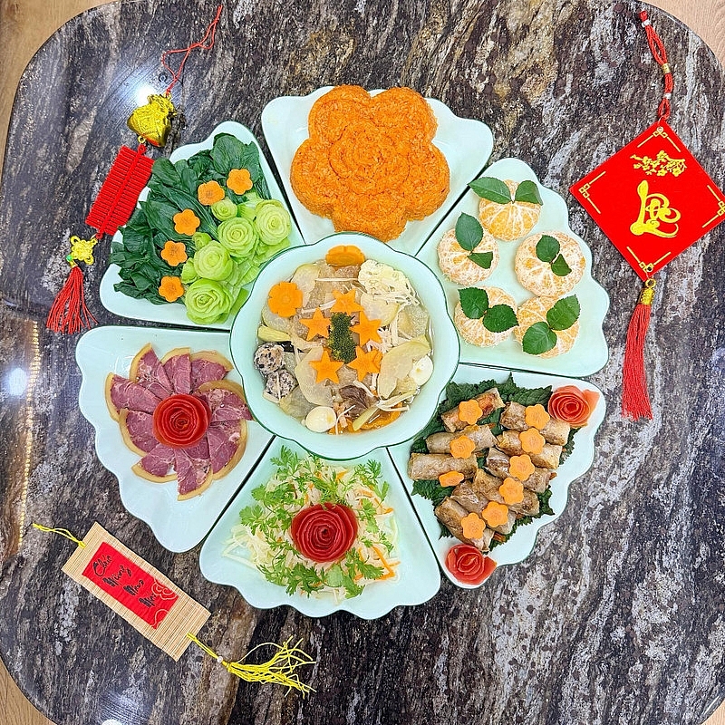 Sao Việt trổ tài vào bếp làm mâm cỗ tinh tế, sắc màu cúng ông Công ông Táo