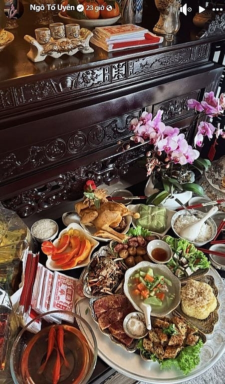 Sao Việt trổ tài vào bếp làm mâm cỗ tinh tế, sắc màu cúng ông Công ông Táo