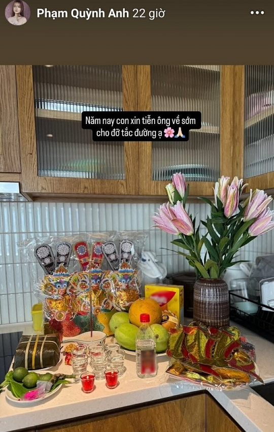 Sao Việt trổ tài vào bếp làm mâm cỗ tinh tế, sắc màu cúng ông Công ông Táo