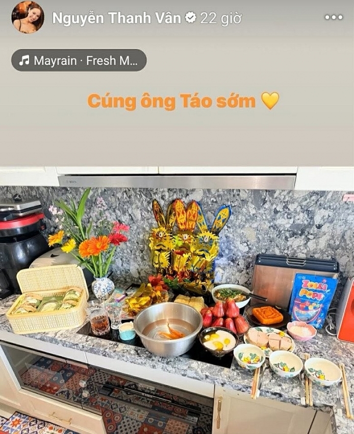 Sao Việt trổ tài vào bếp làm mâm cỗ tinh tế, sắc màu cúng ông Công ông Táo