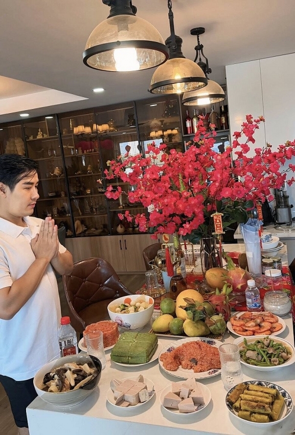 Sao Việt trổ tài vào bếp làm mâm cỗ tinh tế, sắc màu cúng ông Công ông Táo