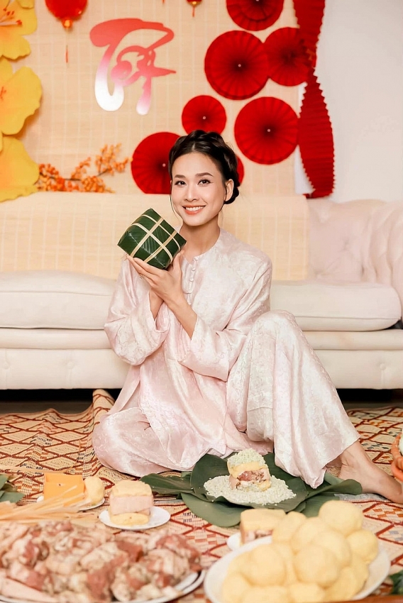 Sao Việt trổ tài vào bếp làm mâm cỗ tinh tế, sắc màu cúng ông Công ông Táo