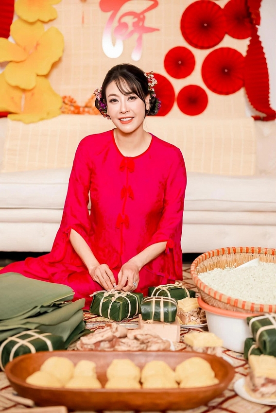 Sao Việt trổ tài vào bếp làm mâm cỗ tinh tế, sắc màu cúng ông Công ông Táo