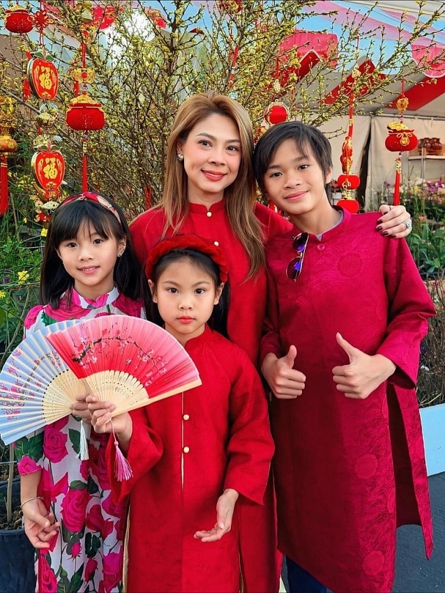 Sao Việt trổ tài vào bếp làm mâm cỗ tinh tế, sắc màu cúng ông Công ông Táo