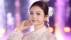 Vẻ đẹp 'không tuổi' của NSƯT Kiều Anh trong tà áo dài truyền thống