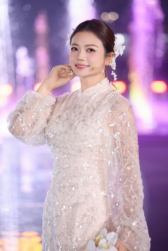 Vẻ đẹp 'không tuổi' của NSƯT Kiều Anh trong tà áo dài truyền thống