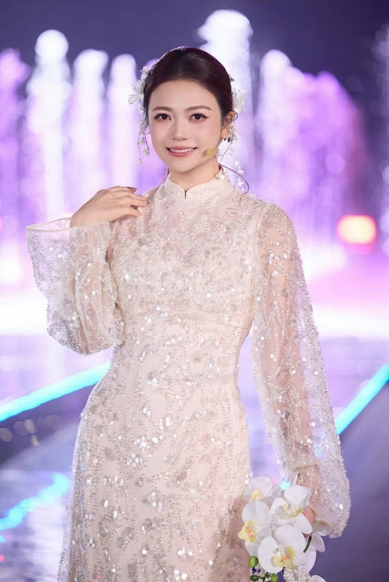 Vẻ đẹp 'không tuổi' của NSƯT Kiều Anh trong tà áo dài truyền thống