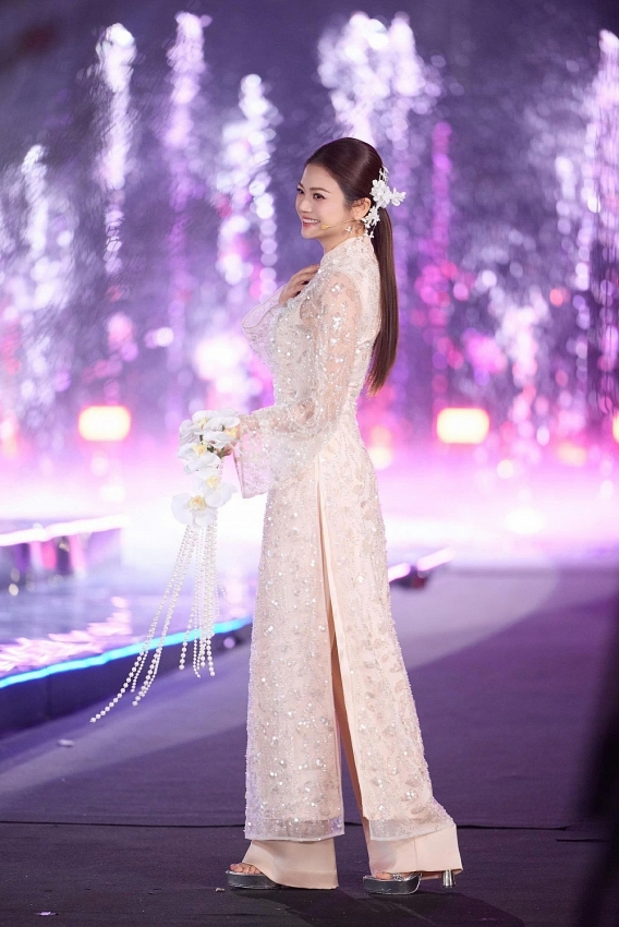 Vẻ đẹp 'không tuổi' của NSƯT Kiều Anh trong tà áo dài truyền thống