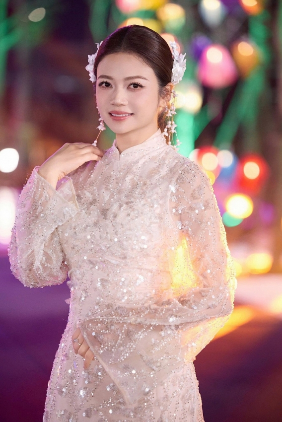 Vẻ đẹp 'không tuổi' của NSƯT Kiều Anh trong tà áo dài truyền thống