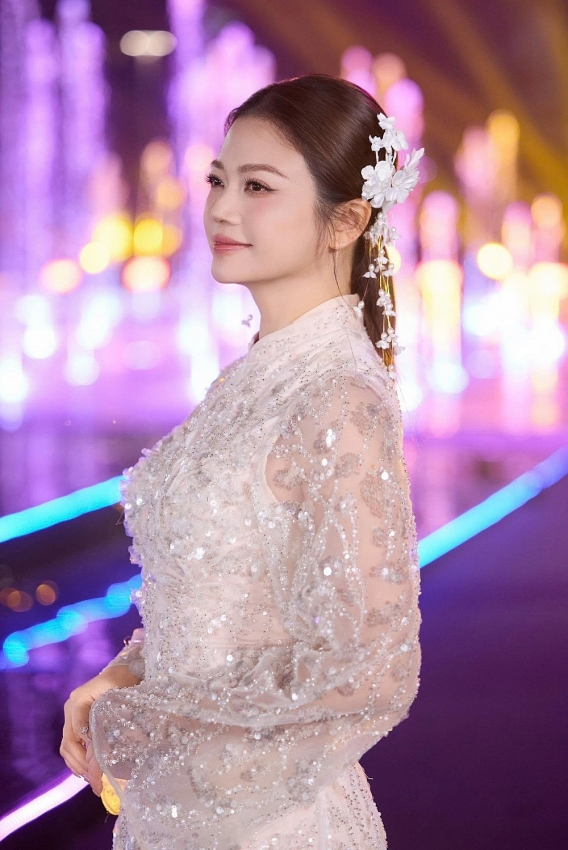 Vẻ đẹp 'không tuổi' của NSƯT Kiều Anh trong tà áo dài truyền thống