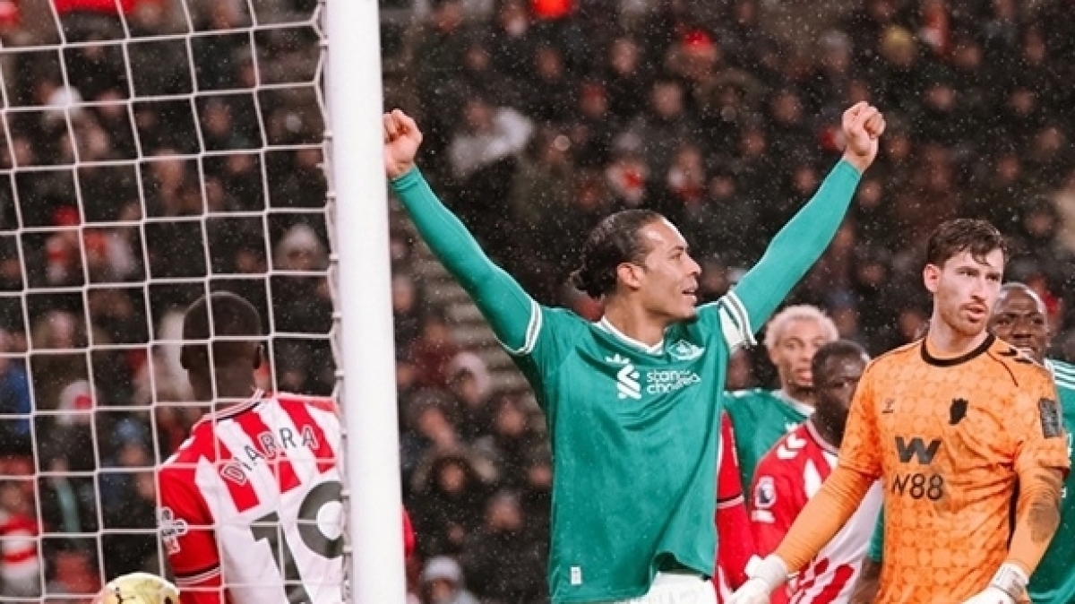 Ghi bàn thứ 23, Van Dijk lập kỷ lục mới ở Liverpool