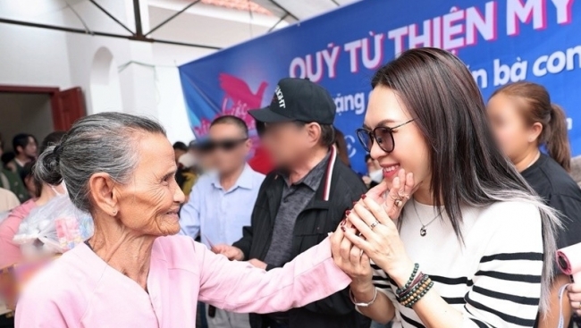 Mỹ Tâm và gia đình Lý Hải lan tỏa yêu thương, trao quà Tết cho người khó khăn