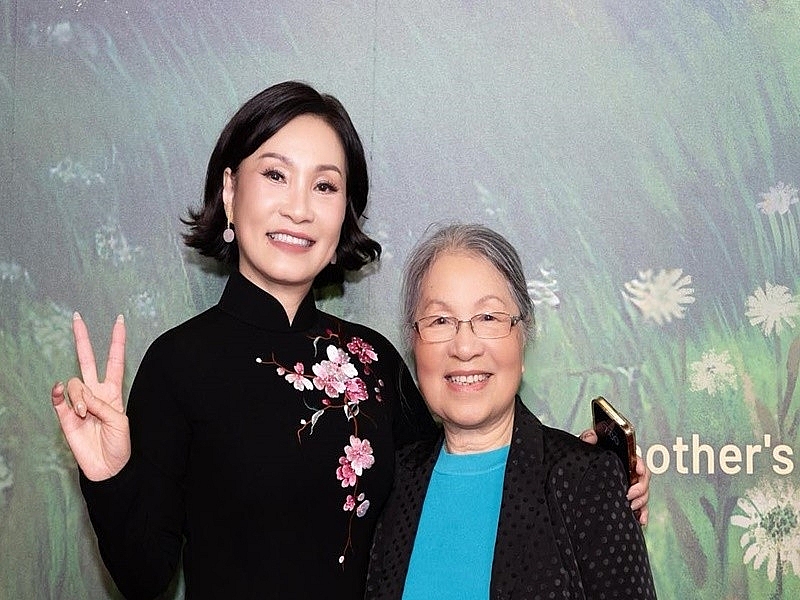 Hồng Đào nhan sắc đẹp mặn mà, đời thường đầy bình yên