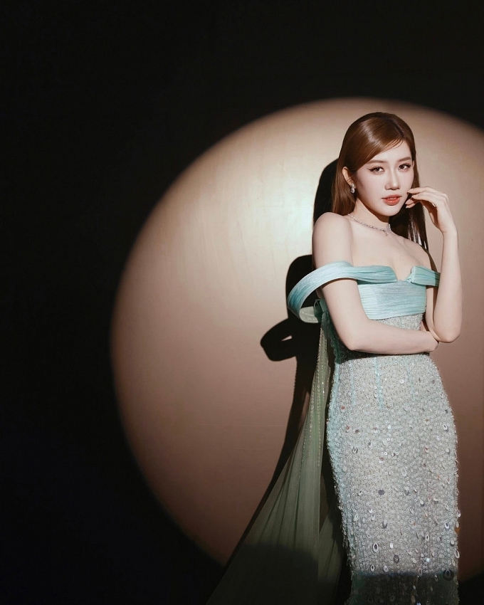 Nhan sắc đời thường của Thúy Ngân gây chú ý quốc tế