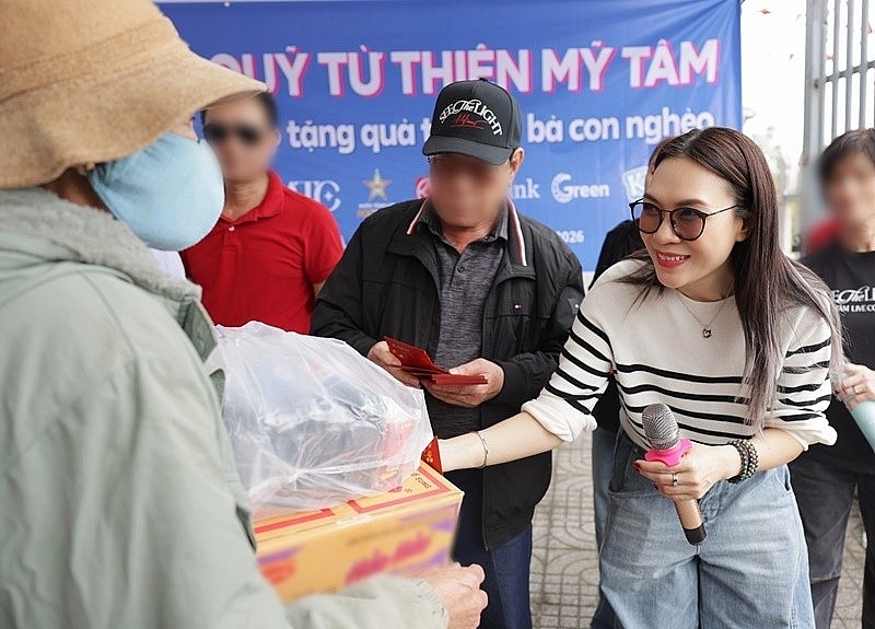 Mỹ Tâm và gia đình Lý Hải lan tỏa yêu thương, trao quà Tết cho người khó khăn