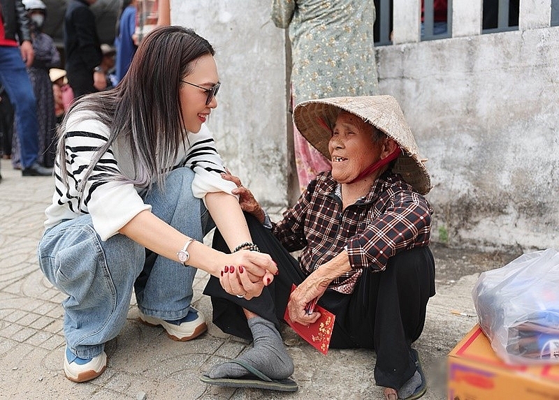 Mỹ Tâm và gia đình Lý Hải lan tỏa yêu thương, trao quà Tết cho người khó khăn