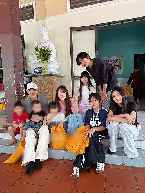 Mỹ Tâm và gia đình Lý Hải lan tỏa yêu thương, trao quà Tết cho người khó khăn