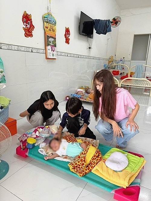 Mỹ Tâm và gia đình Lý Hải lan tỏa yêu thương, trao quà Tết cho người khó khăn