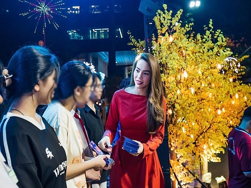 Mỹ Tâm và gia đình Lý Hải lan tỏa yêu thương, trao quà Tết cho người khó khăn