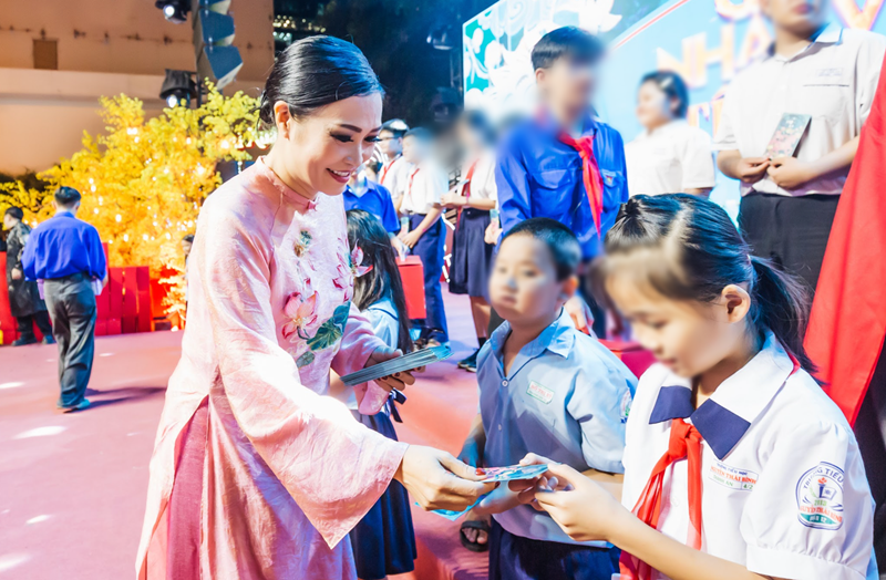 Mỹ Tâm và gia đình Lý Hải lan tỏa yêu thương, trao quà Tết cho người khó khăn