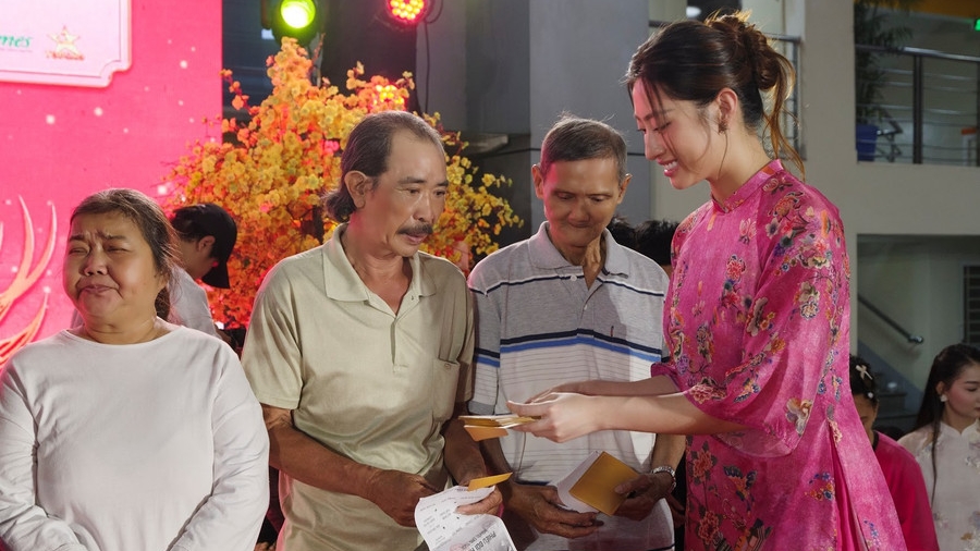Dàn Hoa hậu, Á hậu gói bánh chưng, trao hơn 1,3 tỷ đồng tặng người nghèo