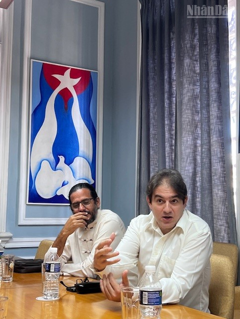 Vượt đại dương mang sách đến với các bạn Cuba