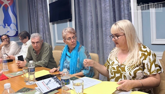 Vượt đại dương mang sách đến với các bạn Cuba