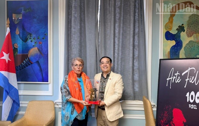 Vượt đại dương mang sách đến với các bạn Cuba