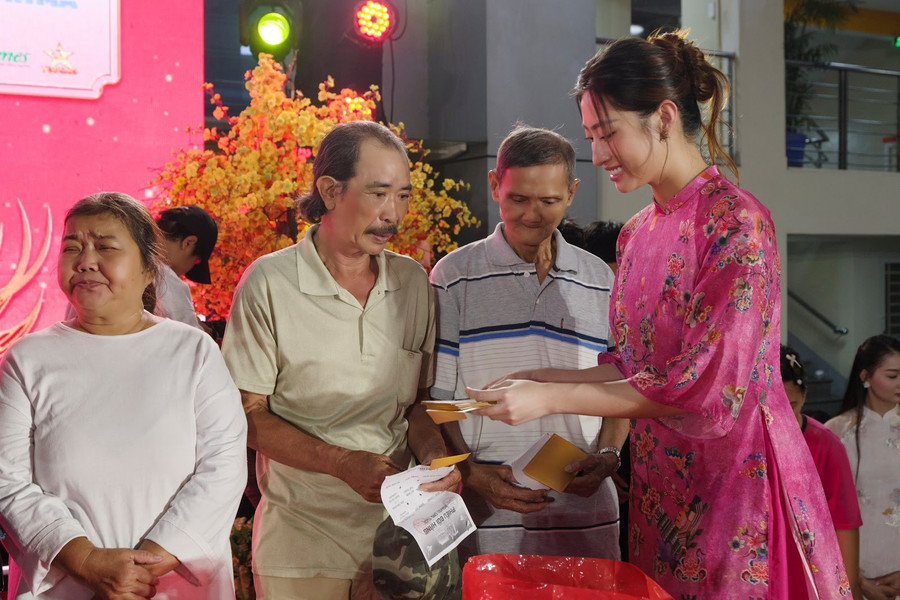 Dàn Hoa hậu, Á hậu gói bánh chưng, trao hơn 1,3 tỷ đồng tặng người nghèo