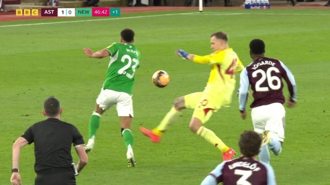 Thủ môn Aston Villa nhận thẻ đỏ ‘điên rồ’